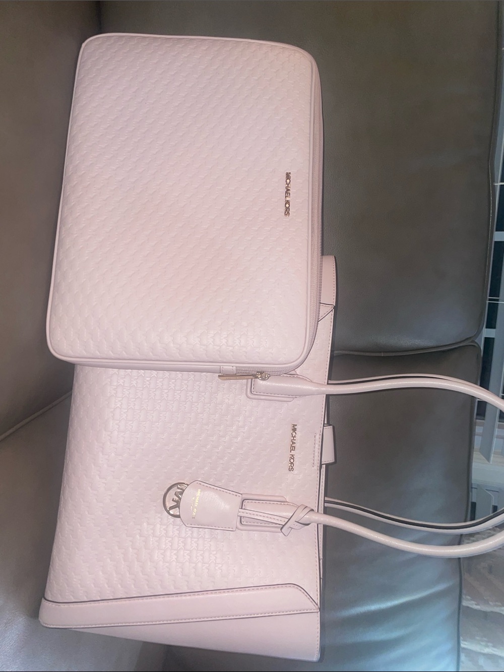 MICHAEL KORS Light Pink Quilted Tote with Matching Laptop Sleeve - Picture 2 of 7